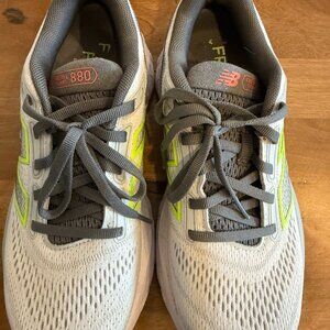 New Balance Sneaker Size 7 880
